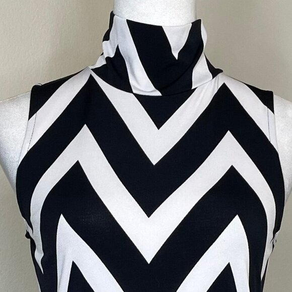 a'gaci Women's Chevron Geometric Mock Neck Mini Dress Black & White Size Small - Picture 2 of 7